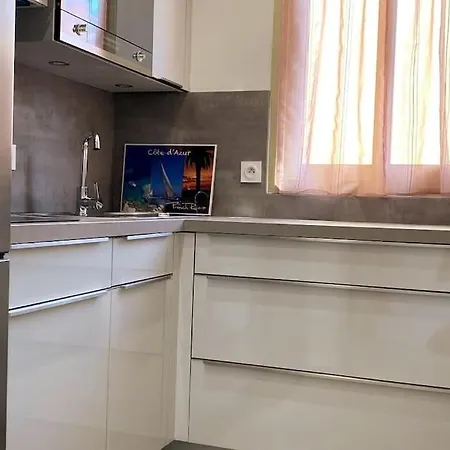 St Raphael Centre Calme Clim Commerces A Pieds * Сен-Рафаэль