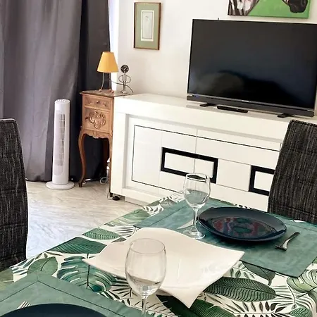 Апартаменты St Raphael Centre Calme Clim Commerces A Pieds Сен-Рафаэль