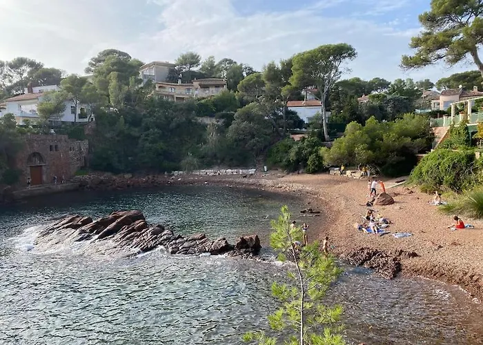 St Raphael Centre Calme Clim Commerces A Pieds *