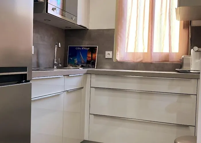 St Raphael Centre Calme Clim Commerces A Pieds * Saint-Raphaël